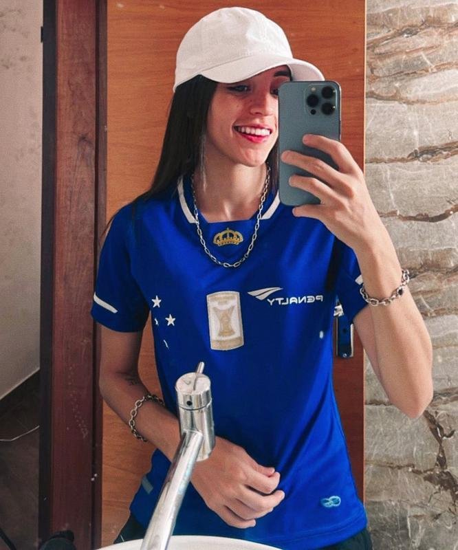 A streamer belo-horizontina LOUD Babi  torcedora fantica do Cruzeiro e demonstra seu amor pelo clube em diversos posts nas redes sociais. Com 1,4 milho de seguidores, ela  a mulher mais popular da plataforma Twitch e participou de eventos oficiais do clube celeste em 2021