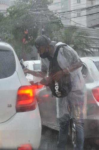 Torcedores do Atlético no entorno do Mineirão antes do jogo contra o Corinthians. Tarde/noite de chuva, trânsito ruim e filas longas no Gigante da Pampulha
