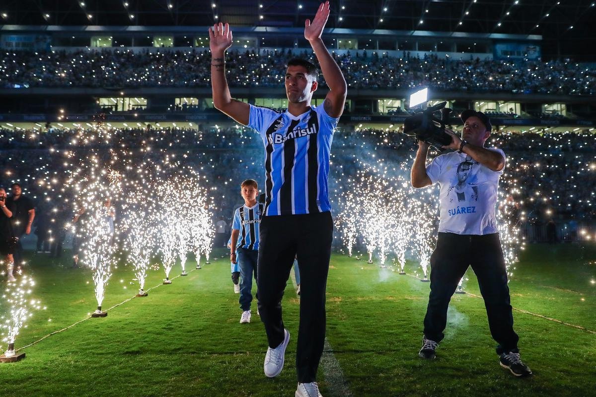 Luis Surez foi apresentado na Arena Grmio nesta quarta-feira (4/1)