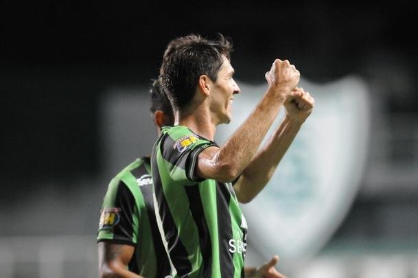 Com gols de Felipe Augusto e Al, Amrica venceu Coimbra por 2 a 0, nesta segunda-feira, no Independncia, pela sexta rodada do Campeonato Mineiro