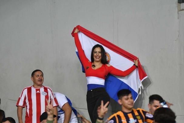Larissa Riquelme manteve tradio de colocar celular entre os seios, foi calorosa com torcedores e apoiou Paraguai de forma efusiva no Mineiro
