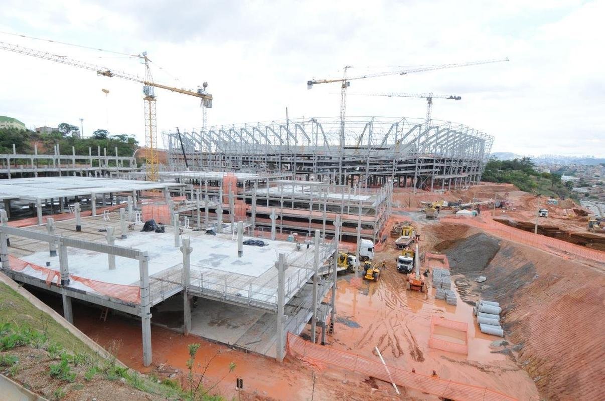 Nesta quarta-feira (20), as obras da Arena MRV, no Bairro Califrnia, em Belo Horizonte, adentraram em uma nova etapa. Isso porque as placas da cobertura do estdio comearam a ser instaladas, conferindo 'novo visual' ao projeto da futura casa do Atltico.