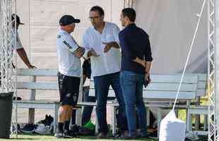 Alexandre Mattos conversa com o treinador Jorge Sampaoli e com o gerente de futebol Gabriel Andreata