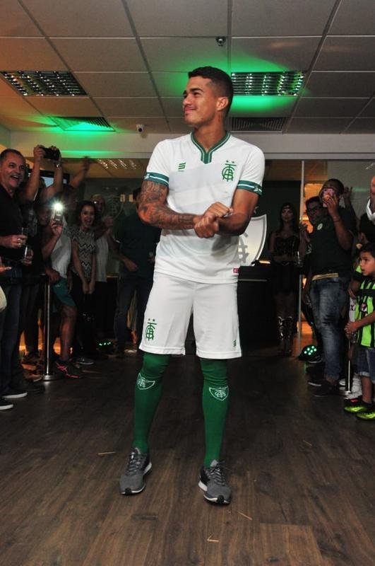 Coleção de uniformes do América da temporada 2019. Clube adotou marca própria, a Sparta. Por isso, desfile na loja do clube, no shopping Boulevard, em BH, foi ao estilo espartano