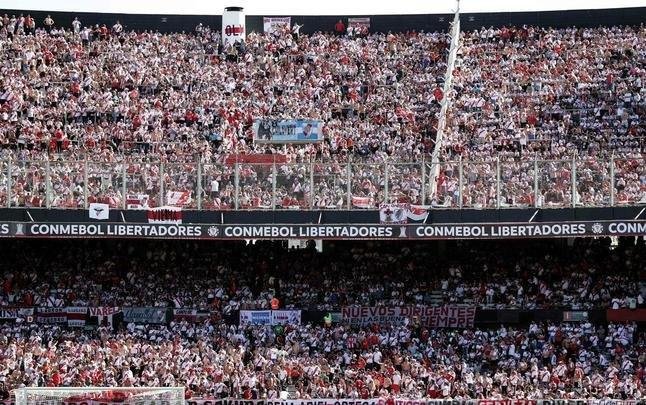 Torcedores do River Plate na final da Libertadores, contra o Boca Juniors, no Monumental de Nez