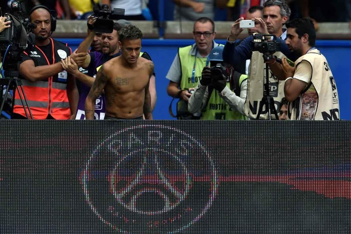 Neymar  apresentado  torcida do Paris Saint-Germain