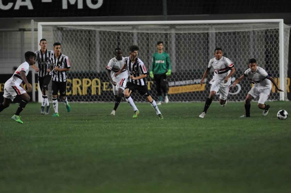 Galinho  goleado pelo So Paulo por 4 a 1, no Independncia, nas semifinais da Taa BH Sub-17