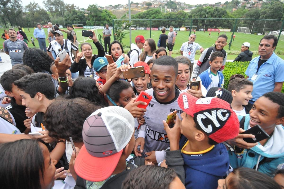 Robinho recebeu carinho de crianas do grupo Vibrante Mirim, de Ibirit-MG, que tem parceria com a PM
