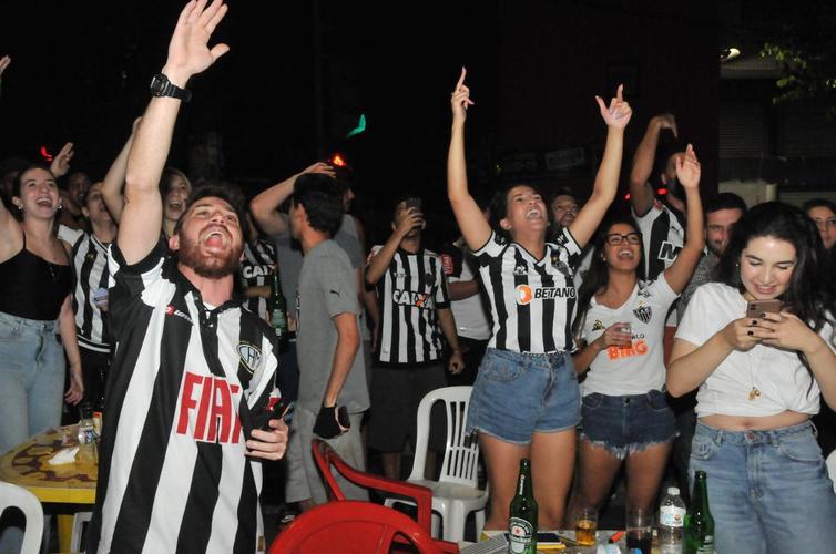 Torcedores do Galo comemoram classificao  final da Copa do Brasil no Bar do Salomo, tradicional reduto atleticano de Belo Horizonte