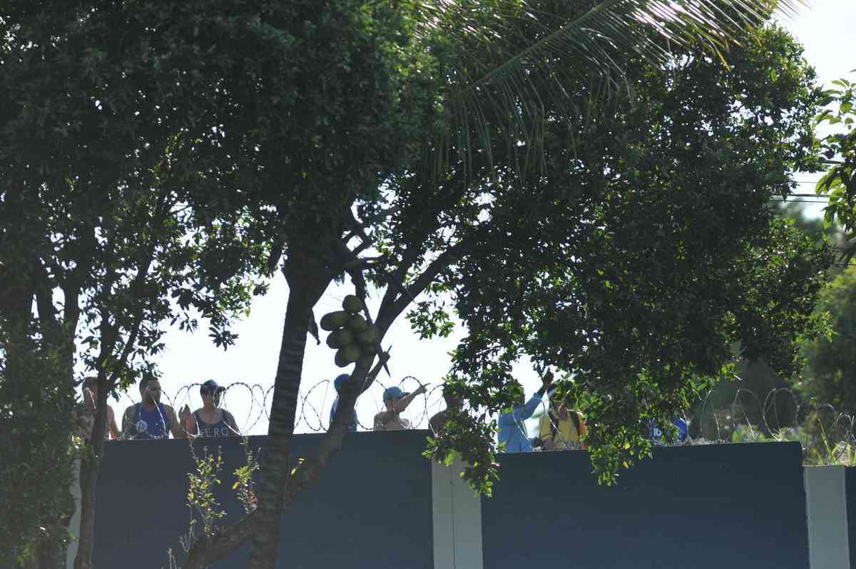 Integrantes da torcida Pavilho Independente subiram em muro e xingaram jogadores e tcnico Mano Menezes