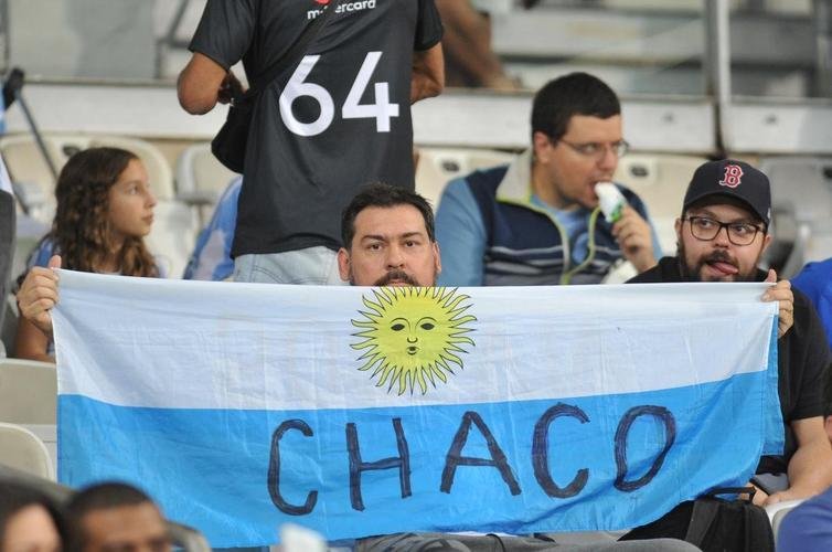 Torcedores na partida entre Argentina e Paraguai, no Mineiro, pela Copa Amrica