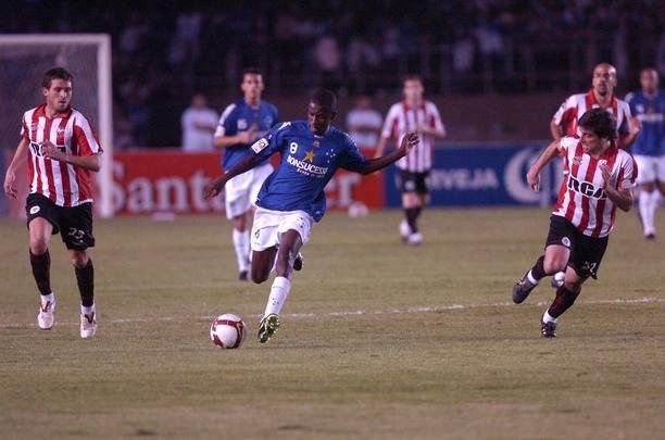 Ramires: Cruzeiro embolsou 6 milhes do total de 7,5 milhes de euros investidos pelo Benfica-POR na contratao do meio-campista, em maio de 2009. Em reais, importncia financeira correspondeu a R$ 16,8 milhes.