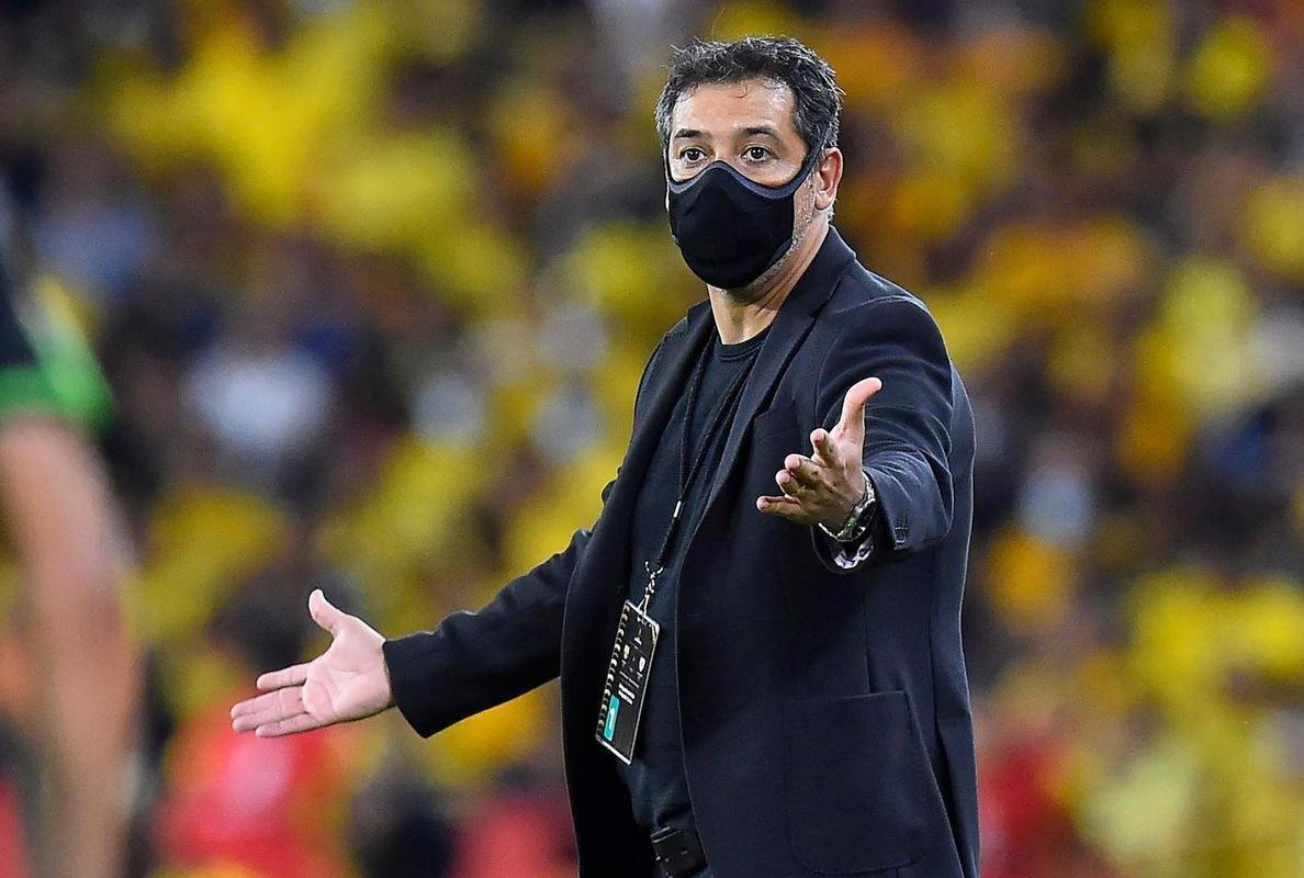 Em 11 de abril, o Amrica anunciou a demisso do tcnico Marquinhos Santos. Pressionado no cargo, o treinador caiu aps revs por 1 a 0 para o Ava, pelo Campeonato Brasileiro. Ele deixou o Amrica aps 31 jogos, com 12 vitrias, oito empates e 11 derrotas.