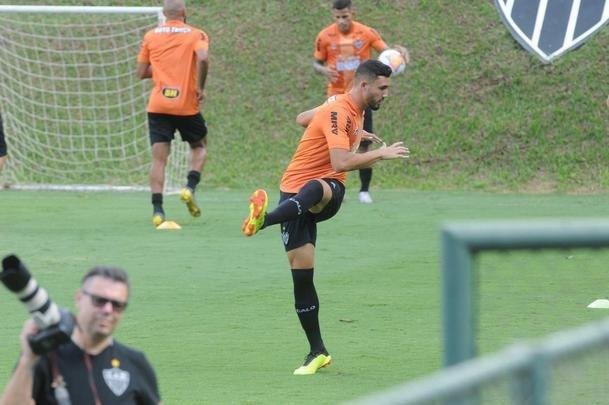 Treino do Atltico nesta segunda-feira, na Cidade do Galo, contou com a volta do meia  Juan Cazares. Direo no chegou a acordo para vend-lo a clube saudita. Tcnico Rafael Dudamel relacionou 23 jogadores para a viagem a Santa Fe, local da estreia na Sul-Americana, quinta-feira, contra o Unin-ARG. Jogador equatoriano ficou fora da lista.
