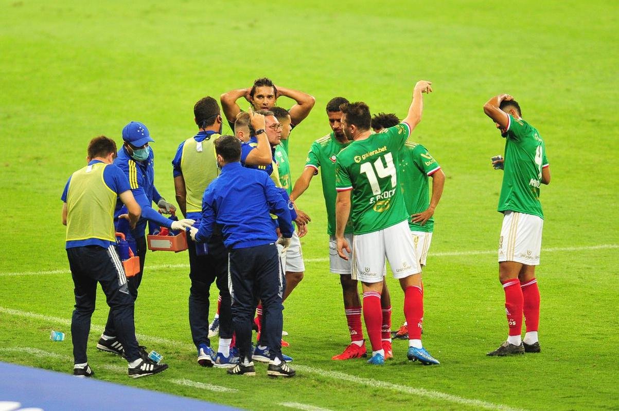 Fotos do jogo entre Cruzeiro e Confiana pela Srie B. Jogo  em Belo Horizonte marcou a volta da torcida cruzeirense ao Mineiro aps meses de ausncia devido  pandemia da COVID-19