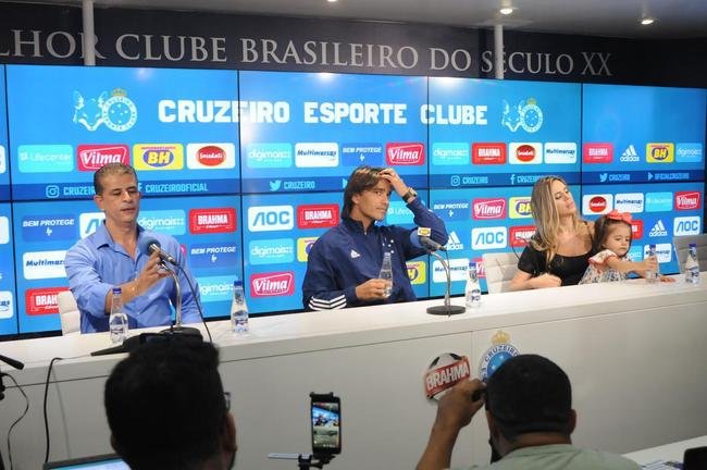 Fotos da apresenta��o do atacante Marcelo Moreno como novo refor�o do Cruzeiro para 2020. Boliviano surpreendeu ao tirar casaco e exibir pintura da camisa do clube sobre sua pele. Durante entrevista, jogador foi acompanhado pela esposa Marilisy Antonelli e pela filha, Maria Clara.