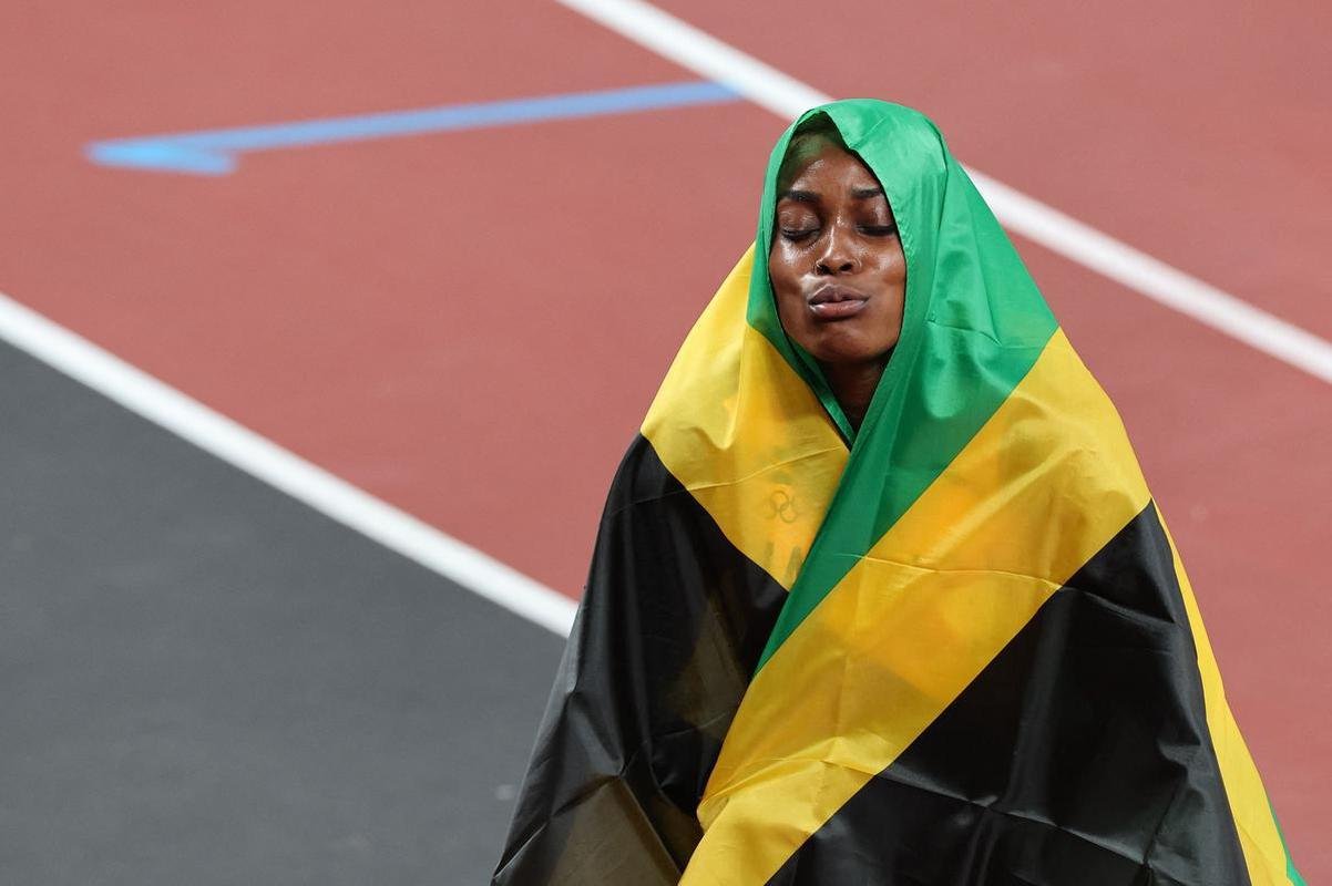 Fotos espetaculares da vitria da jamaicana Elaine Thompson-Herah nos 100m rasos dos Jogos Olmpicos de Tquio com o tempo de 10s61. A velocista quebrou o recorde olmpico e comandou o pdio jamaicano ao lado de Ann Fraser-Pryce, prata, e Shericka Jackson, bronze.