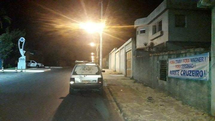 Faixas contra a diretoria do Cruzeiro