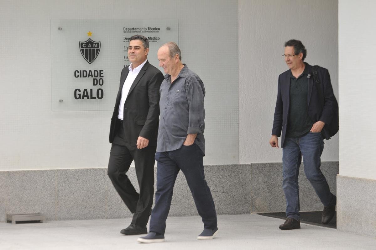 Levir Culpi foi apresentado pela diretoria na Cidade do Galo, enquanto os jogadores treinavam