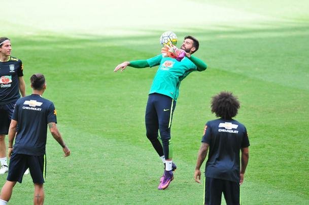 Seleo Brasileira fez, nesta tera  tarde, o seu primeiro treino no Mineiro, em Belo Horizonte, onde enfrentar a Argentina, na quinta, pelas Eliminatrias da Copa. O craque Neymar, do Barcelona, juntou-se ao grupo e trabalhou normalmente no gramado.
