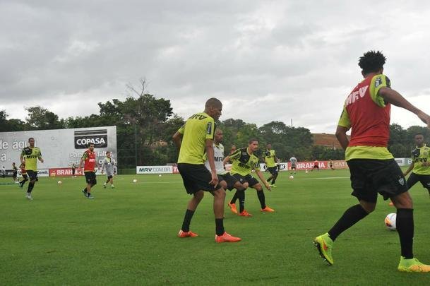Na Cidade do Galo, atletas foram comandados por Diego Aguirre em primeiro treino do ano