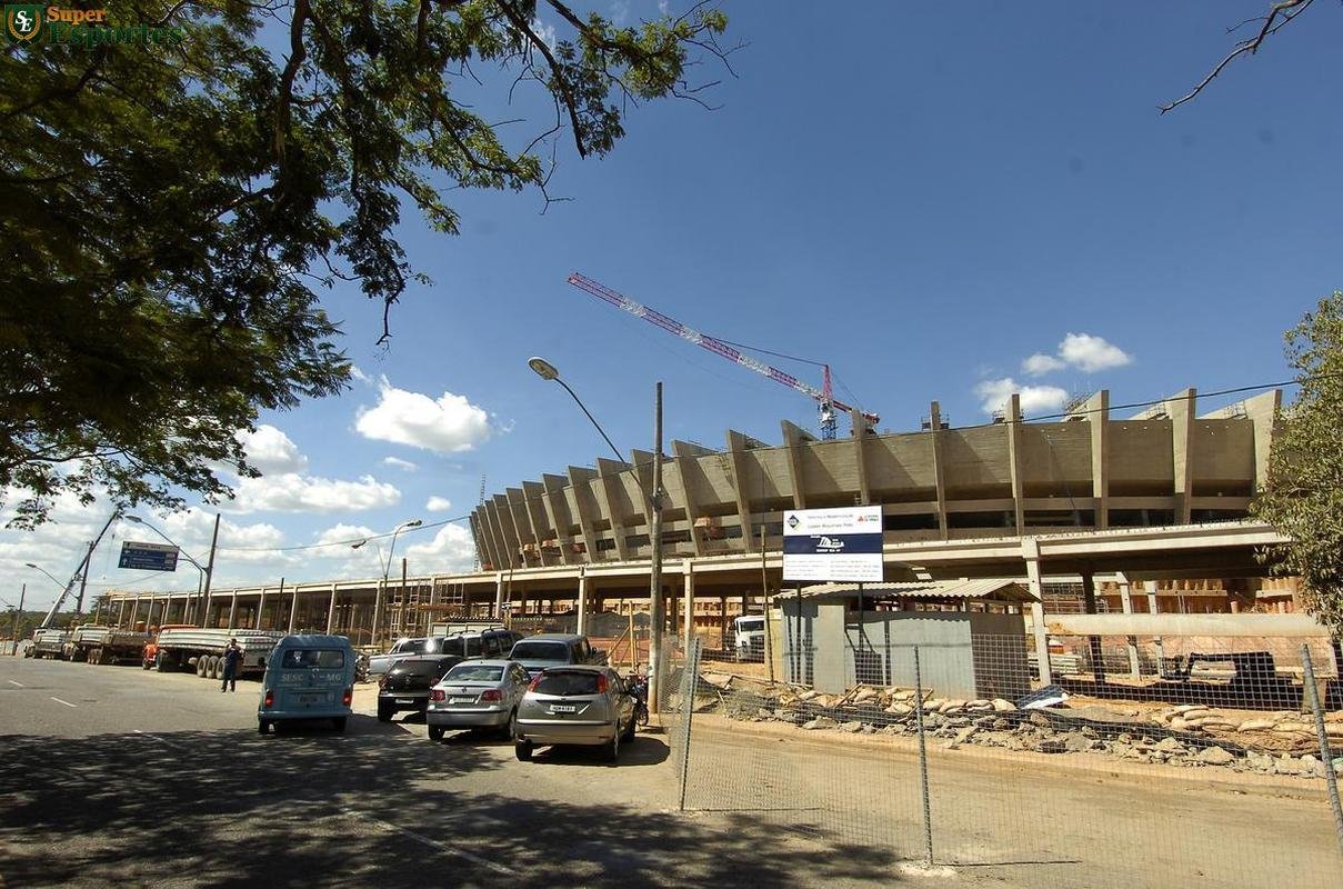 08/03/2012 - rea externa do estdio comea a ganhar nova cara com a construo da esplanada.