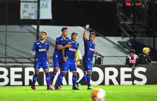 Fotos do primeiro tempo de Racing e Cruzeiro, no El Cilindro, pela Copa Libertadores. Arrascaeta empatou para o Cruzeiro, de cabea, aps cruzamento de Egdio