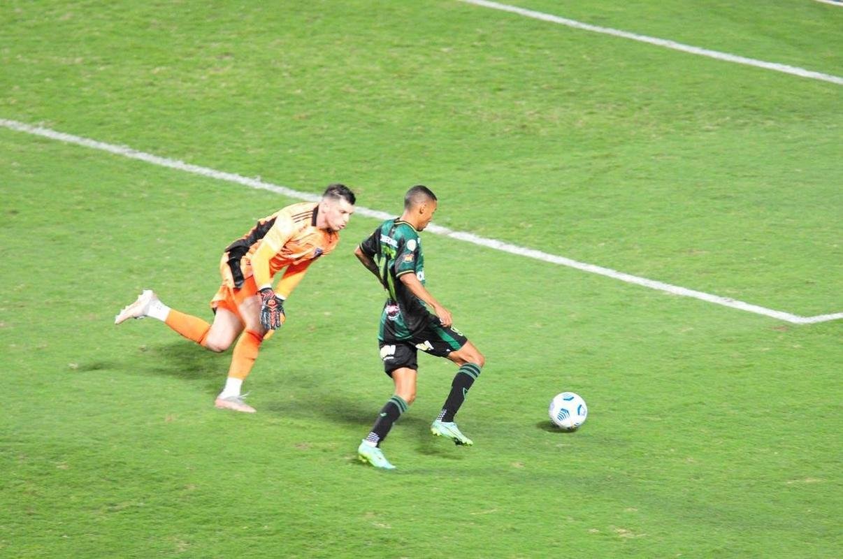Ademir marcou dois gols na etapa final e colocou o Amrica em vatagem: 2 a 0