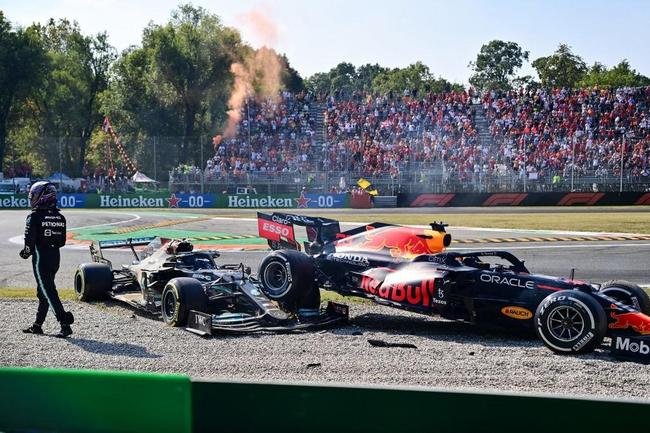 Max Verstappen e Lewis Hamilton se envolveram em batida impressionante no GP da Itlia de Frmula 1