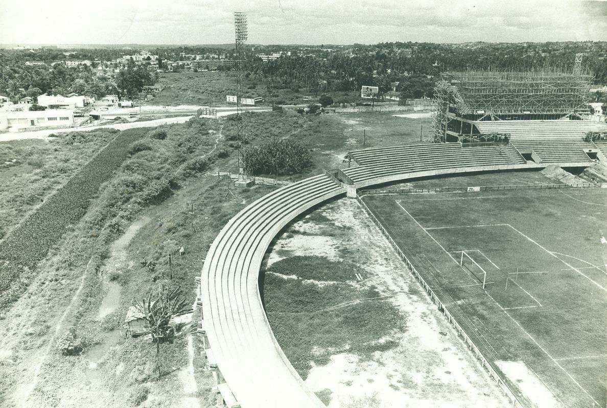 De 1965 a 1970, o estádio passou a receber as primeiras arquibancadas. Desde a estrutura de madeira até a alvenaria, com apoio da doação sobretudo de torcedores do clube. Na foto, a evolução do setor voltado ao canal, onde hoje há a avenida, em 1969.