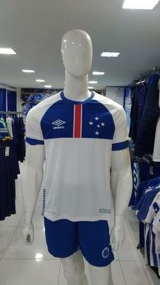 Camisa em homenagem  seleo da Islndia tem detalhes em azul e uma faixa vermelha no peito