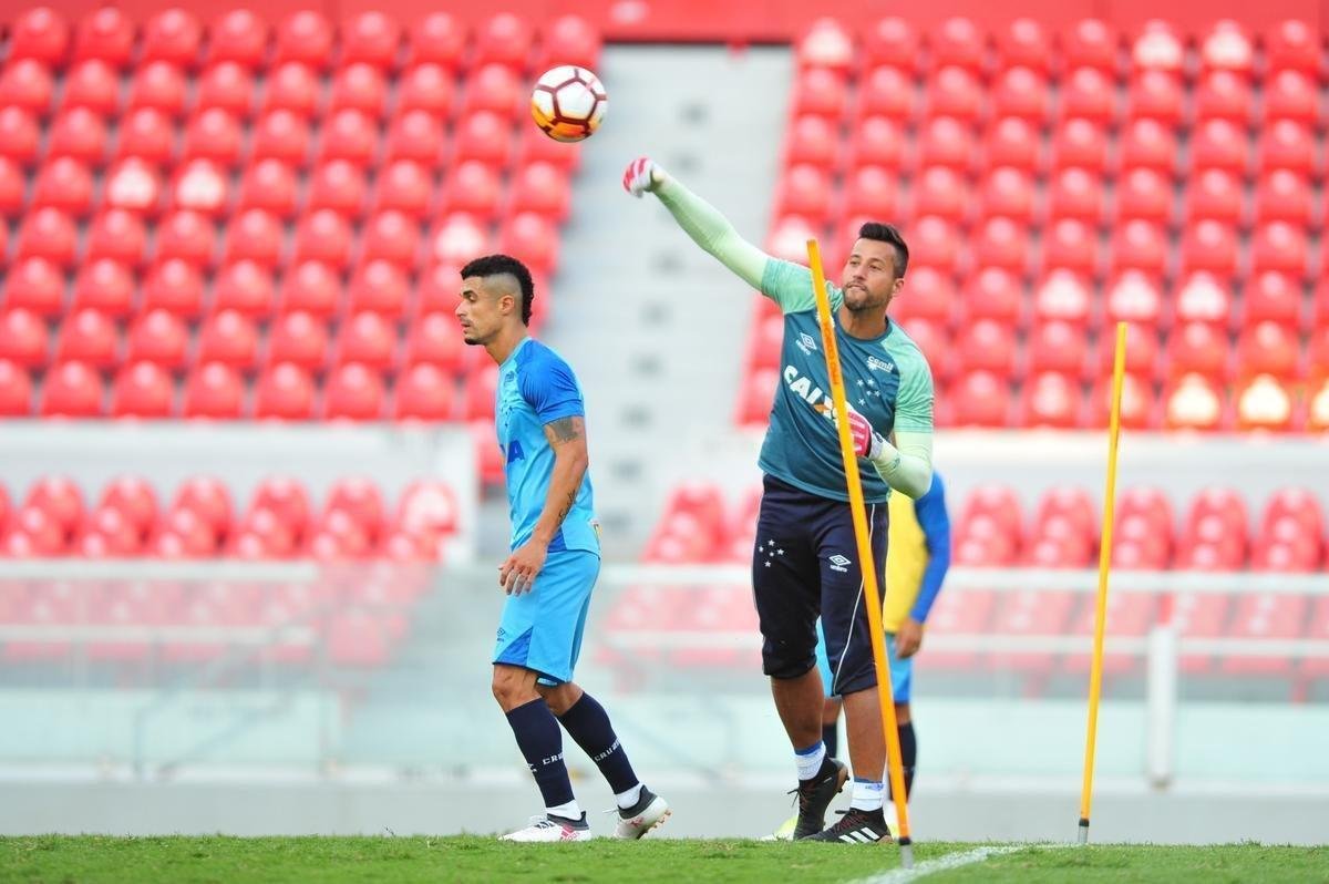 Fotos do treino do Cruzeiro no estdio Libertadores de Amrica, casa do Independiente, em Avellaneda. Time celeste fechou preparao para o jogo contra o Racing, s 21h30 desta tera-feira, no El Cilindro, pela primeira rodada do Grupo 5 da Copa Libertadores (Ramon Lisboa/EM D.A Press)