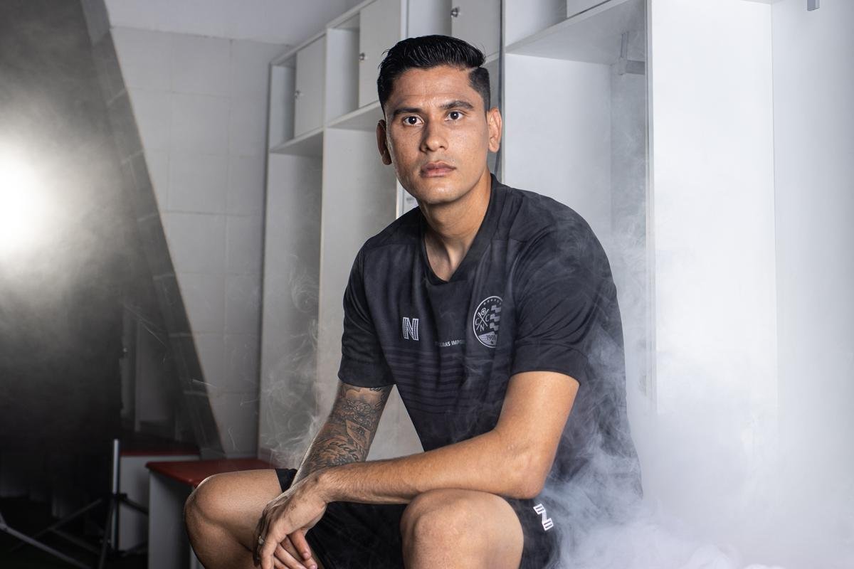 Detalhes da camisa preta, lanada no incio da tarde desta sexta-feira pelo Nutico. Uniforme faz aluso a um manifesto racista, que busca reverter o passado desigual que o clube tem