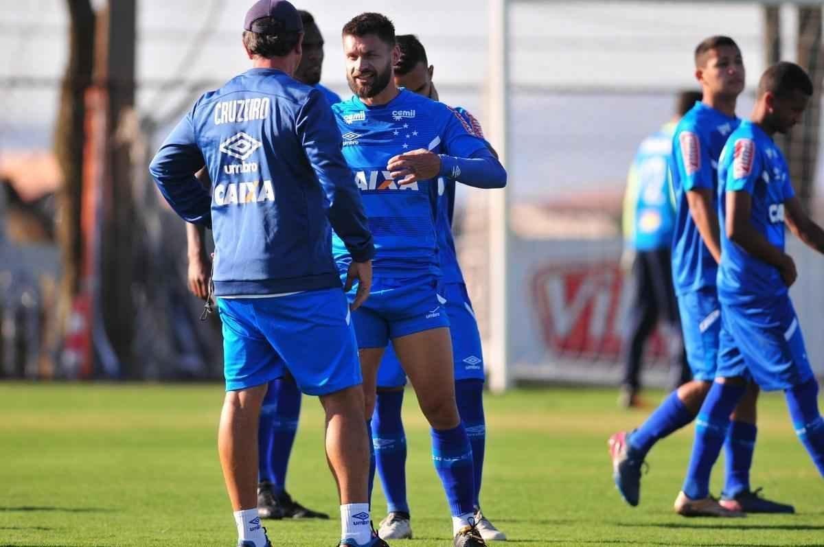Fotos do treino do Cruzeiro desta sexta-feira, na Toca da Raposa II (Alexandre Guzanshe/EM D.A Press)