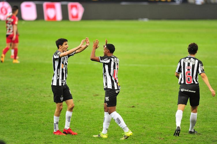 Imagens do confronto entre Atltico e Athletico-PR, vlido pela 14 rodada da Srie A do Campeonato Brasileiro