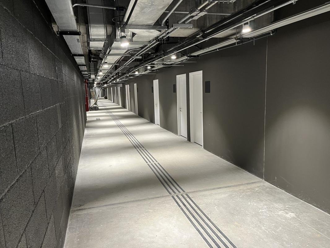 Corredor de acesso aos camarotes; so 112 no total