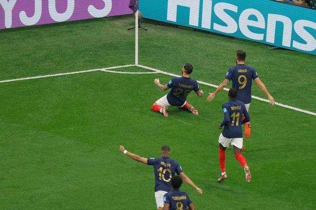 Fotos do gol de Theo Hernndez para a Frana na semifinal contra o Marrocos