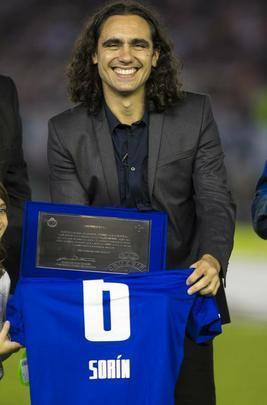 Sorn e Perfumo receberam homenagens de River Plate e Cruzeiro no Monumental de Nez
