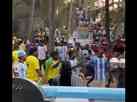 Indianos com camisas de Brasil e Argentina brigam em evento da Copa