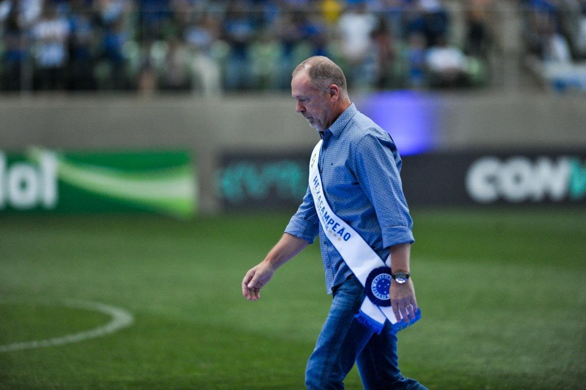 Jogadores, integrantes da comisso tcnica e dirigentes do Cruzeiro recebem faixas alusivas ao ttulo da Copa do Brasil