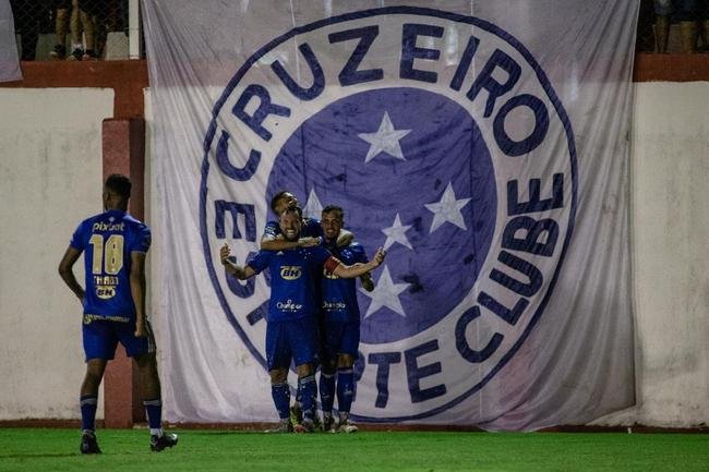 Fotos da goleada do Cruzeiro sobre o Tombense por 3 a 0, neste sbado, no Almeido, em Tombos, pela sexta rodada do Campeonato Mineiro. Time celeste  lder, com 15 pontos. Gols foram de Daniel Jnior, Giovanni e Thiago