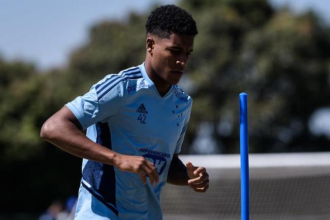 Fotos do treino do Cruzeiro nesta terça-feira (16/8), na Toca da Raposa II, em Belo Horizonte. Time celeste enfrentará o Grêmio no domingo (21/8), às 16h, na Arena, pela 25ª rodada da Série B