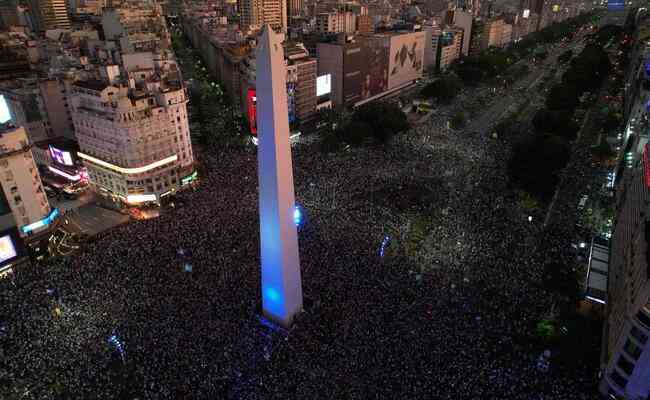 Entorno do Obelisco foi tomado pela multido, aps classificao da Argentina para a final da Copa do Catar