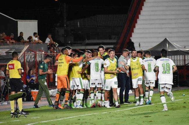  A vit�ria por 1 a 0 sobre o Atl�tico-GO fora de casa, pela 19� rodada, tirou o Am�rica do Z4 do Campeonato Brasileiro. O resultado tamb�m marcou o in�cio de uma sequ�ncia de nove jogos de invencibilidade - maior da hist�ria do clube na S�rie A. 
