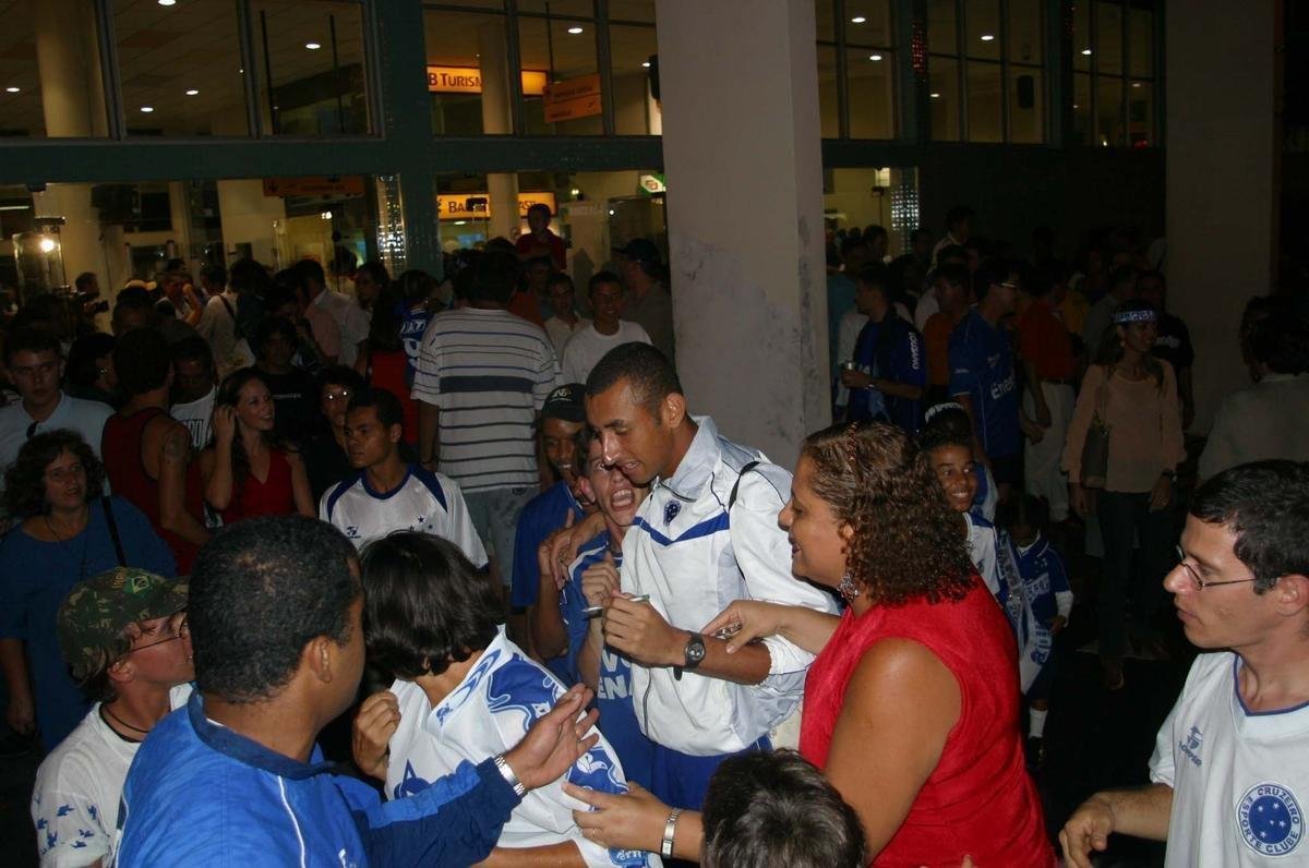 O primeiro passo do Cruzeiro em 2003 para alcanar a histrica Trplice Coroa foi dado em 16 de maro, com a conquista do Campeonato Mineiro de pontos corridos. A taa foi erguida de forma antecipada com a vitria por 4 a 0 sobre a URT, no estdio Zama Maciel, em Patos de Minas, pela 11 rodada. Deivid, Aristizbal, Alex e Maurinho marcaram os gols do triunfo. Em seguida, o elenco deu a volta olmpica, ergueu a taa diante dos cruzeirenses e desfilou em carro aberto pela cidade do interior de Minas. No retorno a BH, naquele mesmo dia, o grupo foi recebido com festa pela torcida no Aeroporto da Pampulha. O Cruzeiro foi campeo estadual invicto. O ltimo jogo foi contra o Tupi, no Mineiro.