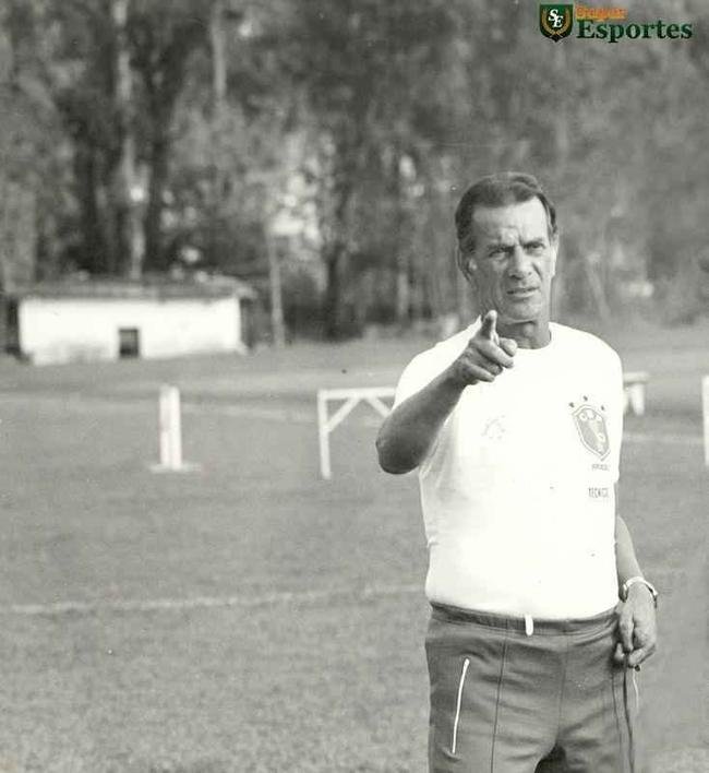 Tel Santana, tcnico da Seleo Brasileira, durante preparao na Toca da Raposa I