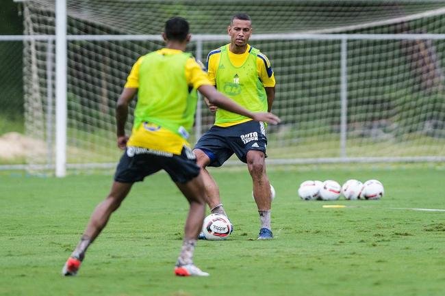 Imagens do treino do Cruzeiro neste sbado (8), sob forte chuva, na Toca da Raposa II, em Belo Horizonte