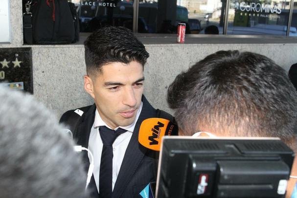 Repleta de estrelas, Seleo Uruguaia chegou a Belo Horizonte no comeo da tarde para a disputa da Copa Amrica. Cavani e Surez, as principais estrelas, mostraram muita simpatia. O meia De Arrascaeta, ex-Cruzeiro, atendeu a um f, mas passou pela imprensa sem dar entrevistas