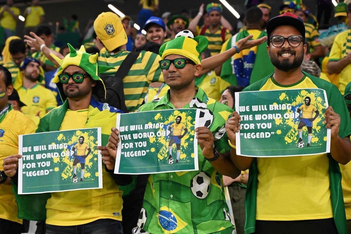 Fotos das torcidas de Brasil e Crocia no Estdio da Educao, em Al-Rayyan, no Catar, em duelo pelas quartas de final da Copa do Mundo