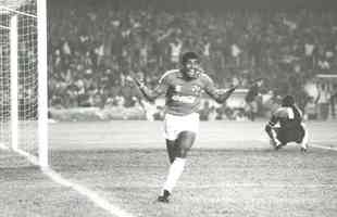 Mrio Tilico, ex-atacante do Cruzeiro, arrisca que a Raposa vencer por 1 a 0. ''Apesar de no momento o Atltico estar em uma situao melhor do que a do Cruzeiro, clssico  sempre clssico, e por isso acredito na grandeza do nosso Cruzeiro. Ento acredito que a Raposa v vencer''. O ex-jogador vestiu a camisa do Cruzeiro em 1991 e 1994. Somando as duas passagens pelo clube celeste, ele jogou 40 jogos e marcou sete gols.  